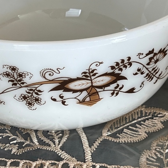 Vintage PYREX Brown Vines Round Casserole Dish - Picture 2 of 4